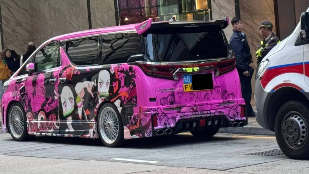 重度改裝「鬼滅」FV 車涉廣東道違泊司機竟有另一身份？ 網民：拉花拉到咁都唔捉