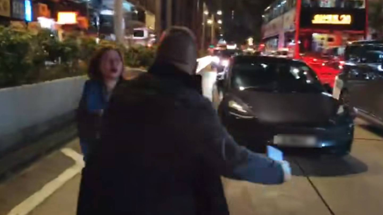 【有片】尖沙咀俄女疑「碰瓷」揮刀兼打人 Tesla 慘遭瘋狂破壞司機捱打