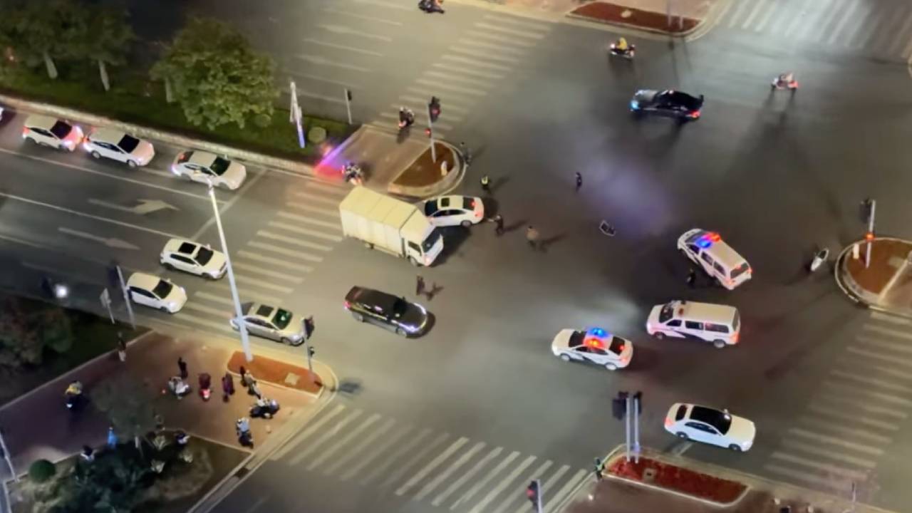 中山驚現「發狂司機」貨車掃低多車釀 2 傷 公安通報「行為異常」【有片】