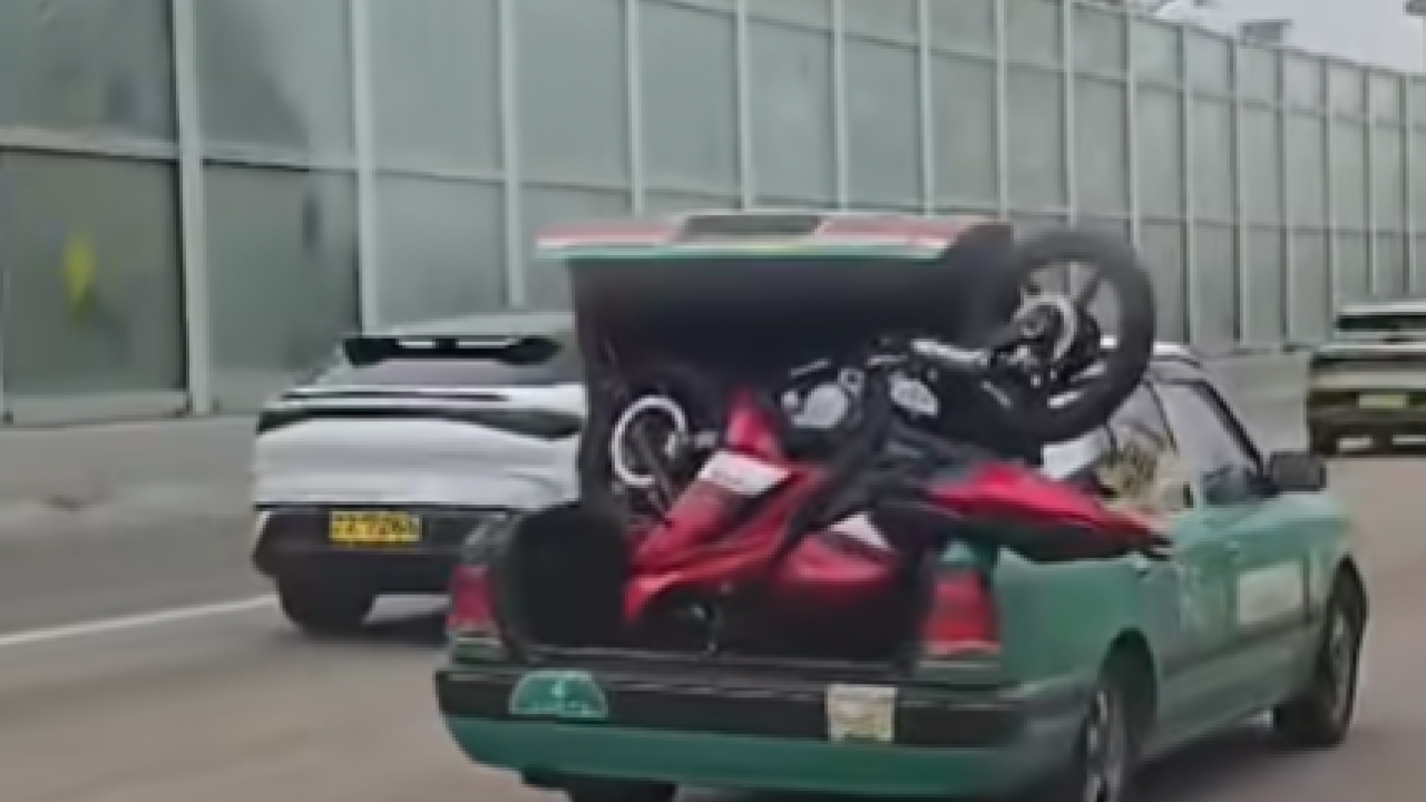 有片！綠的車尾硬塞電單車通街走！網民熱議是否合法？遇意外保險恐失效