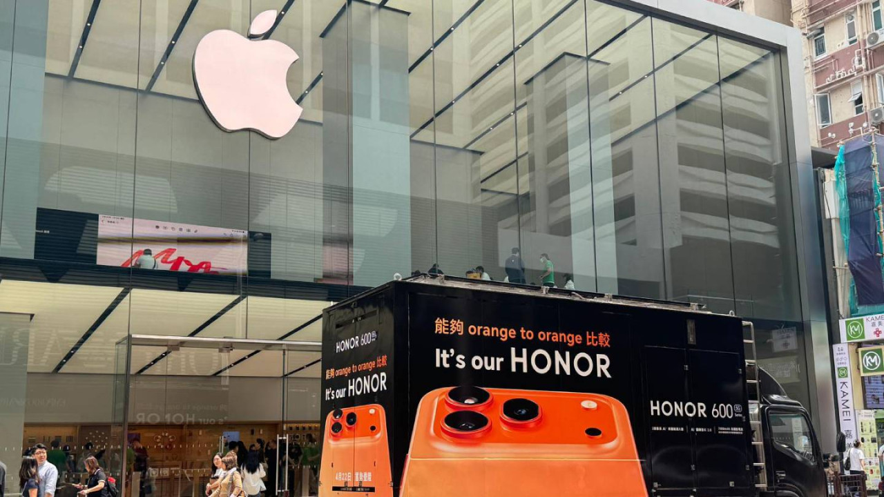 HONOR 600 宣傳車 Apple Store 門口公然「踢館」！ 標榜「Orange to Orange」挑機 iPhone 17 Pro Max：外型似到足？
