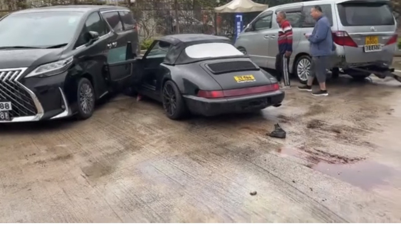 元朗驗車場突發車禍：黑色「波子」失控連撞兩車　鏟起七人車場面如《變形金剛》車保如何賠償？