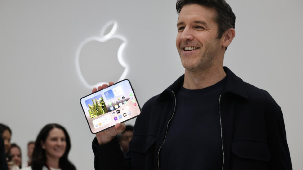 iPhone Duo 入選《時代》年度發明！John Ternus：蘋果慢工出細貨　直言早期摺機「廉價又低質」