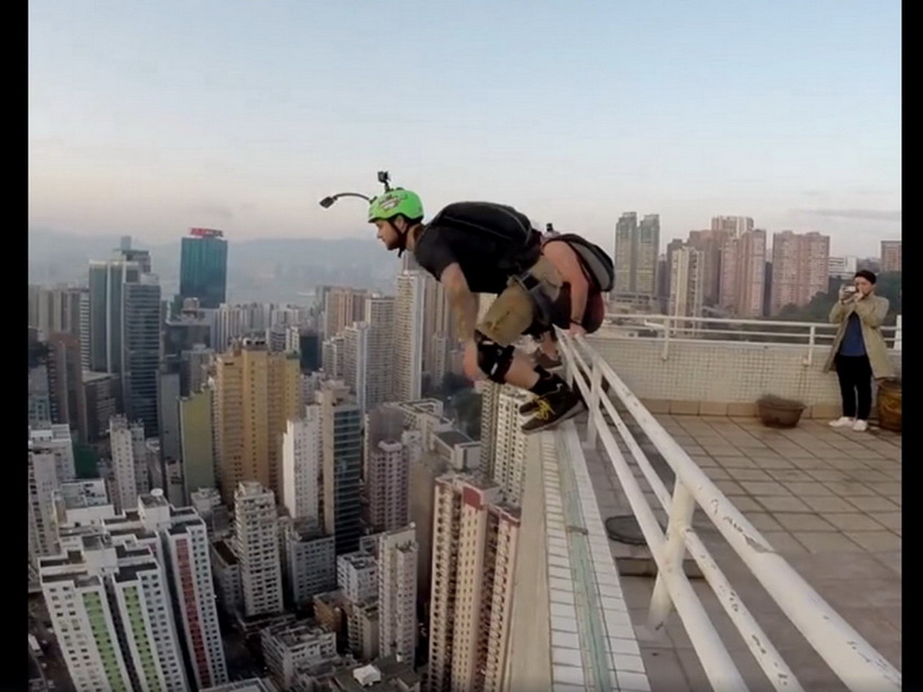 香港鬧市 48 樓亡命跳傘短片瘋傳