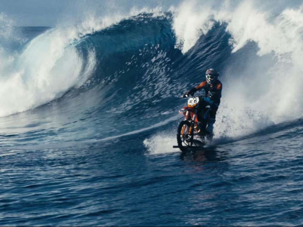 陸上電單車竟可在水上衝浪 【有片】非電影特效