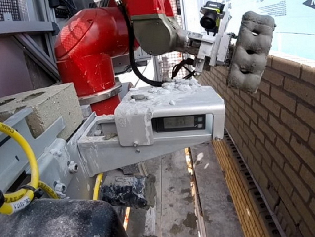 【睇片】自動機械臂神速鋪磚！地盤工人完蛋了？