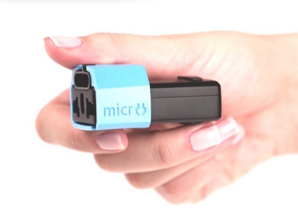 AA 電大小的旅行轉換插座！全球最細適合 150 個國家