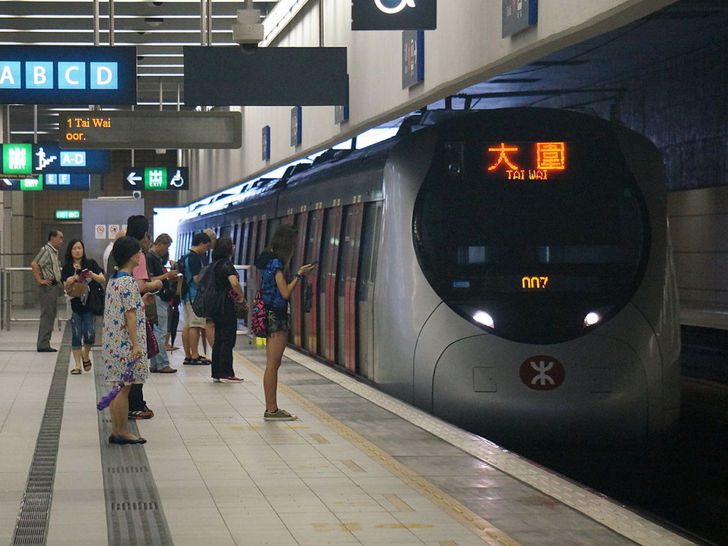 MTR 馬鐵減速！網民鬧：電車快過港鐵