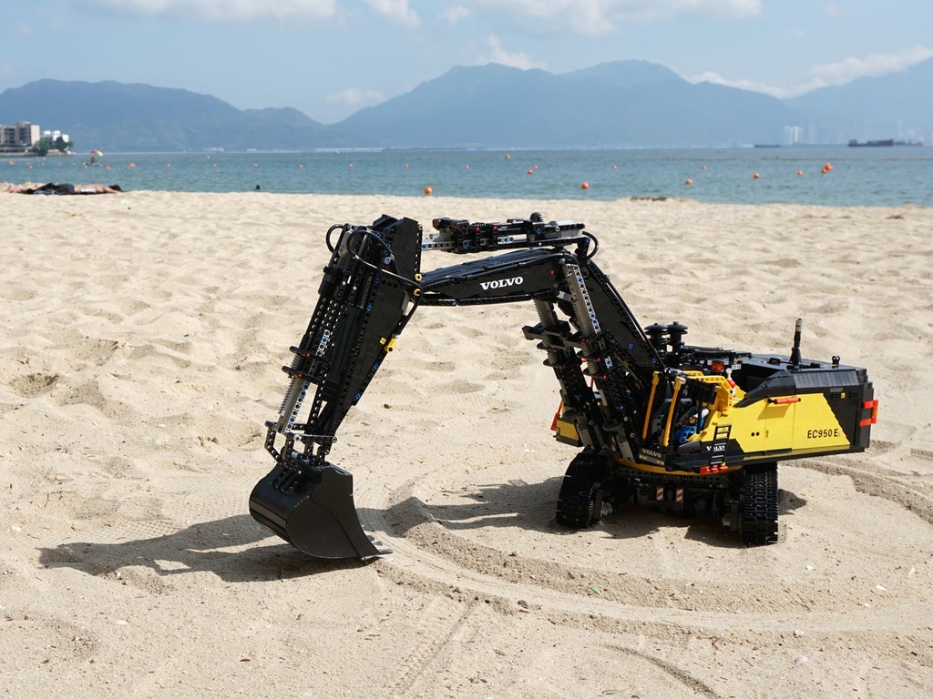 【專訪】神人自砌 LEGO VOLVO 挖泥車！沙灘實試掘真沙
