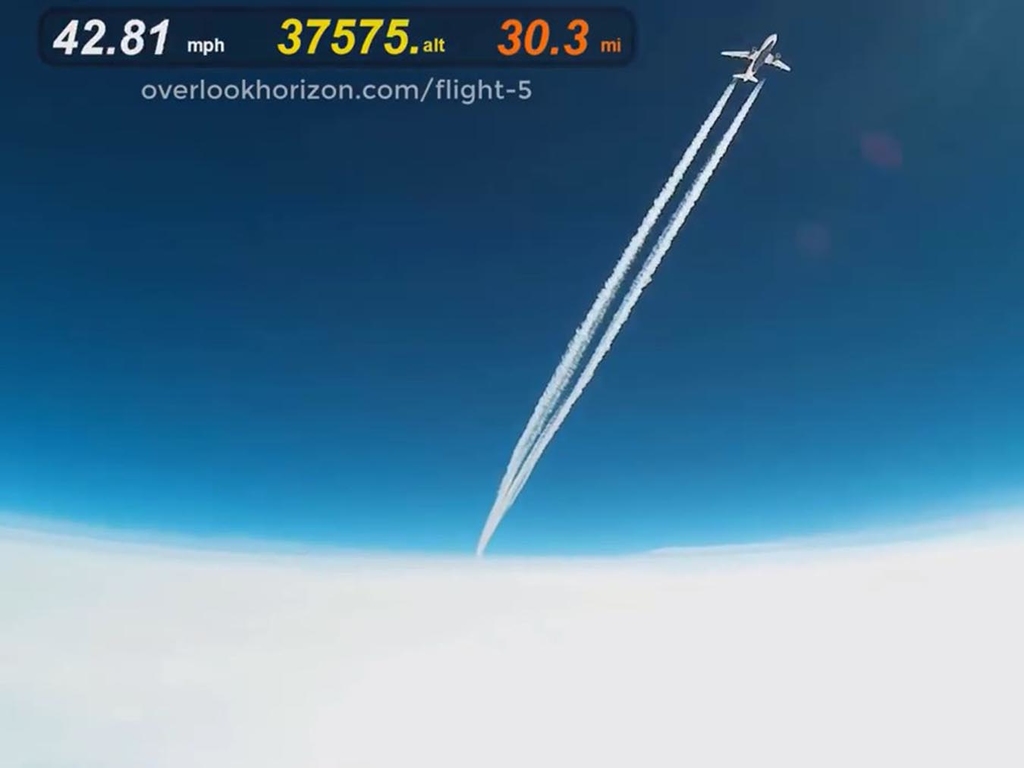 【極驚險】38000 呎上空 GoPro 拍民航機掠過