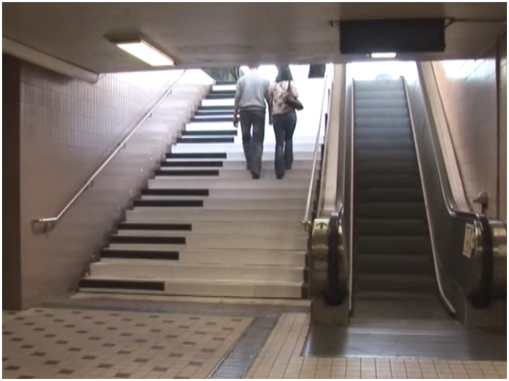 【港鐵要學】真．鋼琴樓梯你見過未？ 邊行邊「彈琴」
