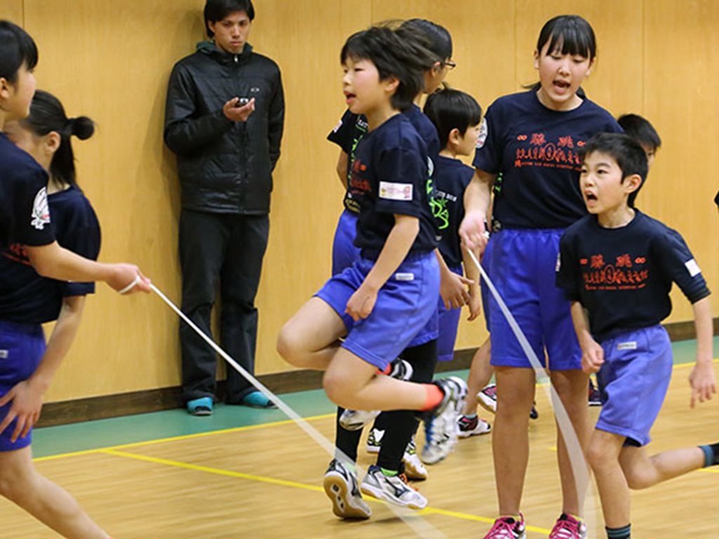日本小學生破世界紀錄  1 分鐘跳繩 225 次