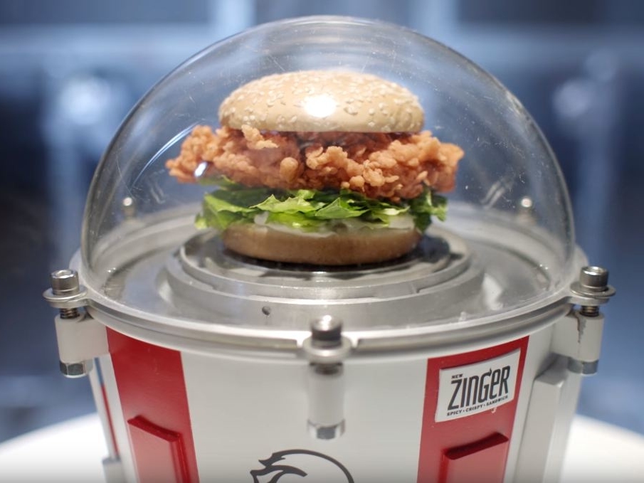 無厘頭玩笑變真！KFC 送漢堡上太空？
