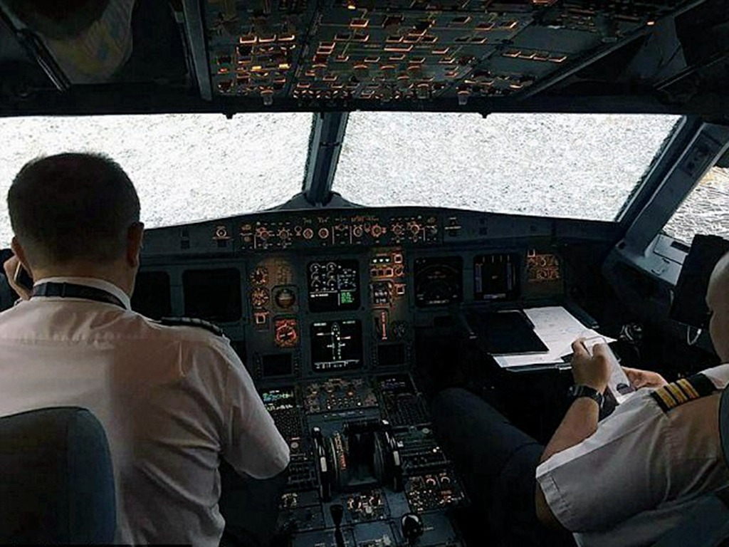 冰雹重創飛機擋風玻璃！機長「盲飛」安全降落