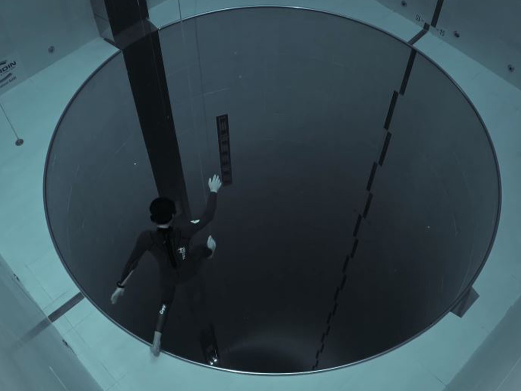 【睇片】無氧潛水 130 呎！徒手單挑世界之最深泳池