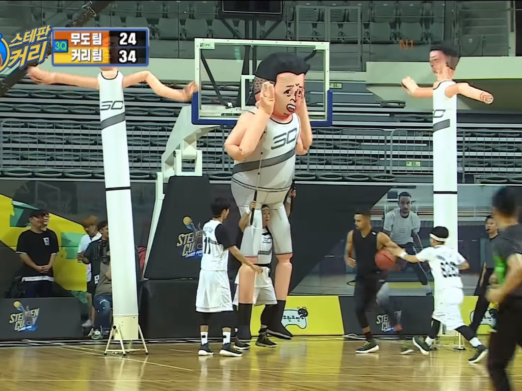 球星 Stephen Curry 決戰 4.5 米高「巨人」