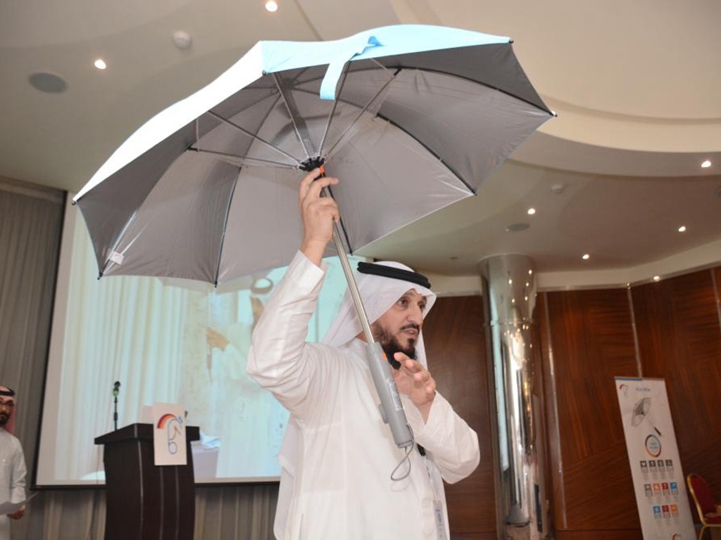 沙地發明「冷氣傘」！減少脫水中暑機會
