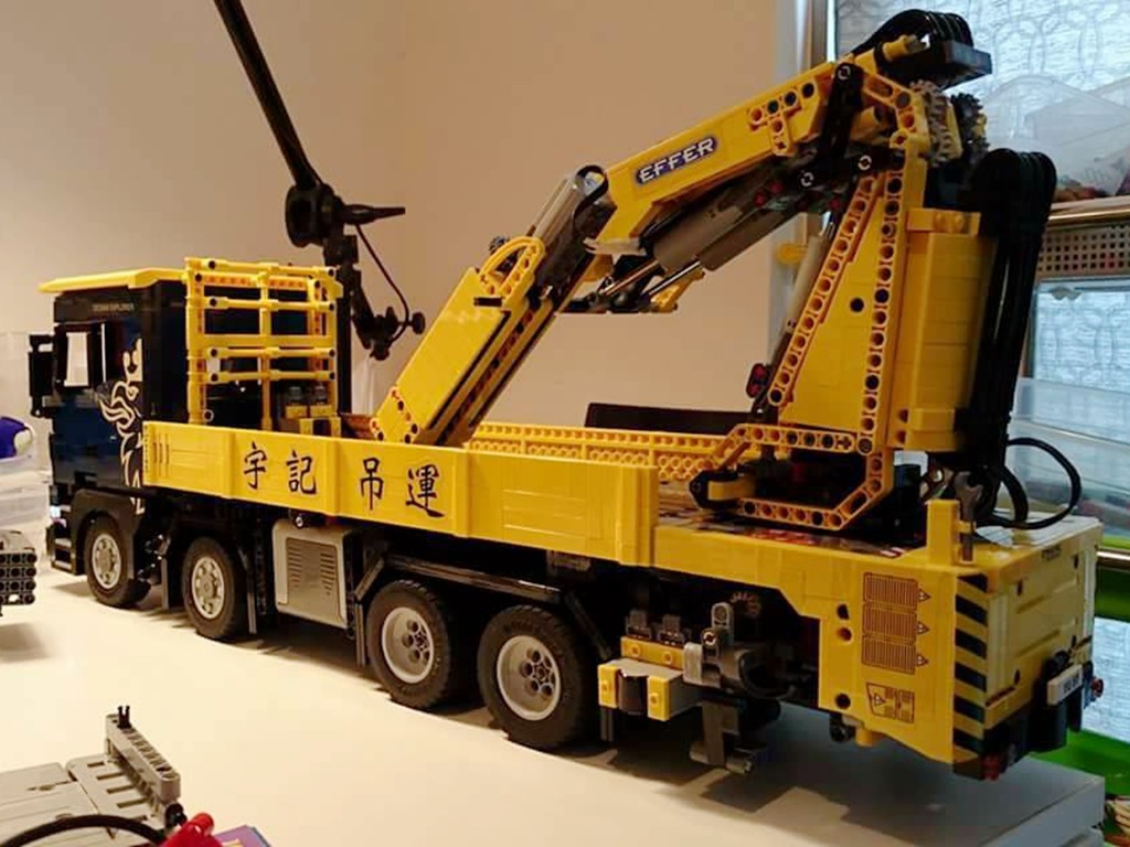 港產神人自砌像真 LEGO 吊雞車