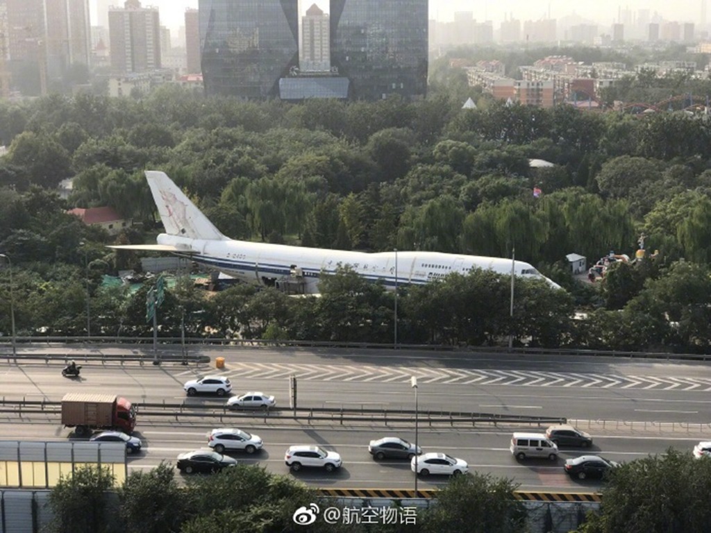 國航波音 747 飛機現身北京遊樂場