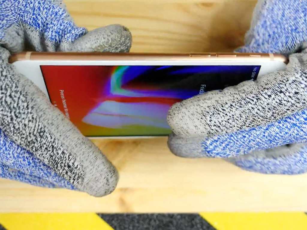 iPhone 7．iPhone 8 鬥「屈機」！玻璃機背還是鋁機背較堅固？