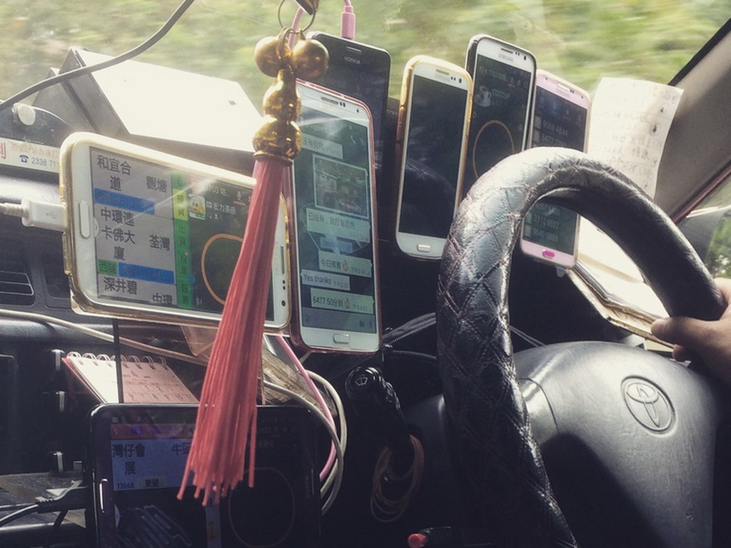 打擊的士司機駕駛時用手機！警方一連 5 日加強執法
