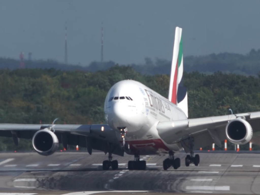 側風下 A380 超驚險 S 型降落！網民大讚機師臨危不亂