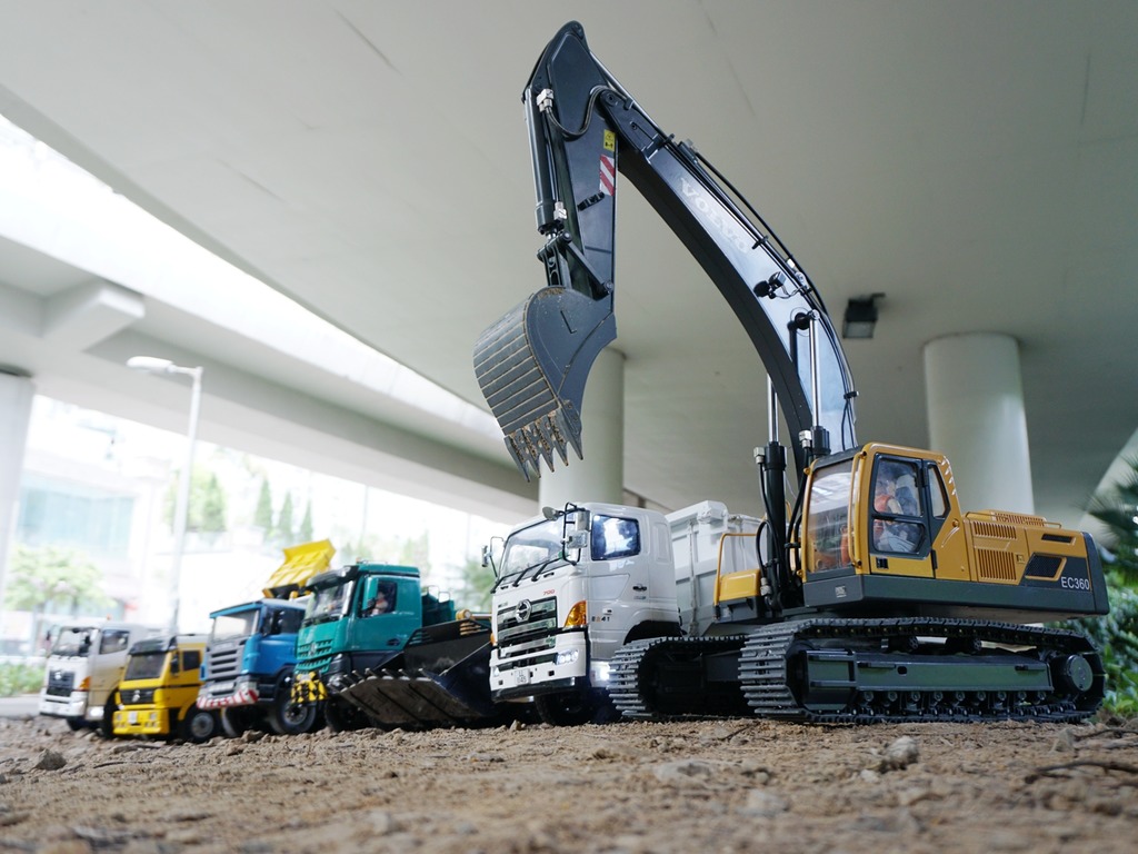 大細路玩泥沙？六大漢合作玩遙控工程車