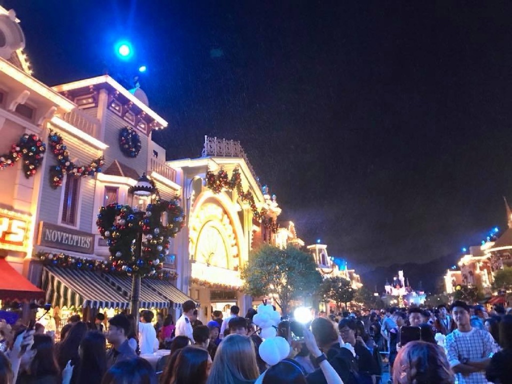 香港迪士尼樂園聖誕樹亮燈！小鎮大街變飄雪樂園