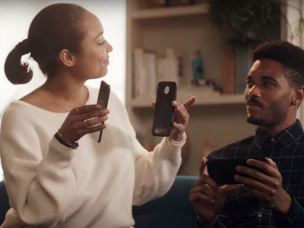 Samsung 廣告片諷刺 iPhone X!結果自己也「中招」!