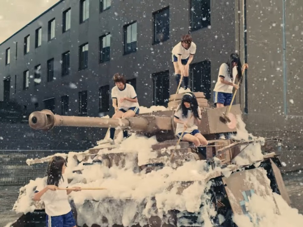 體操服女生跳住舞洗坦克車？宣傳《少女與戰車》劇場版