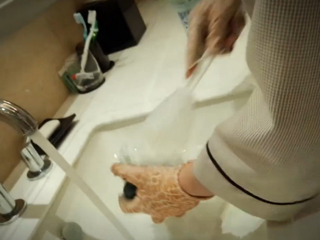 五星級酒店被爆用廁所刷洗杯！哈爾濱旅遊局介入調查