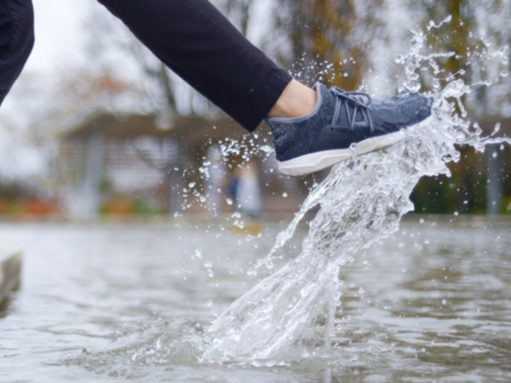 首款 100℅ 防水編織潮鞋！為梅雨季作準備