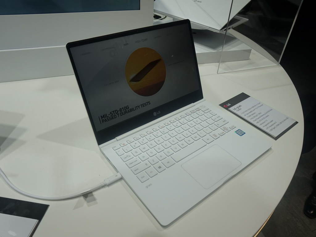 LG gram 超輕薄筆電發布!965g、可用整日!