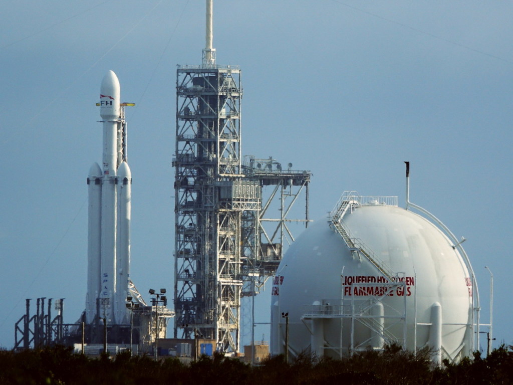 SpaceX 最強運載火箭 Falcon Heavy 即將升空！帶 Tesla Roadster 上太空