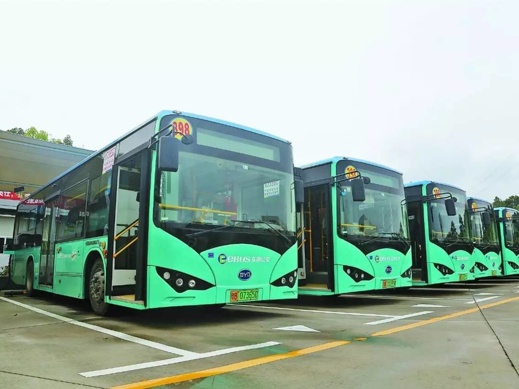 中國加速巴士更新計劃！彭博指 2025 年 99% 電動化