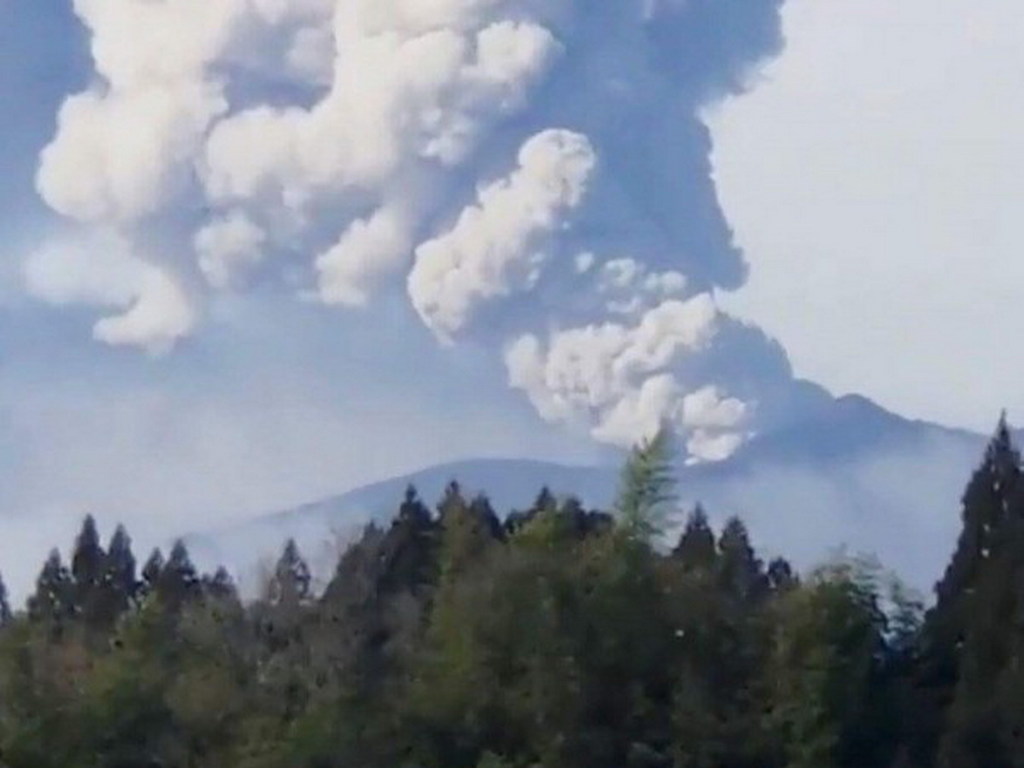 日本九州火山再噴發！約 65 班航班取消 