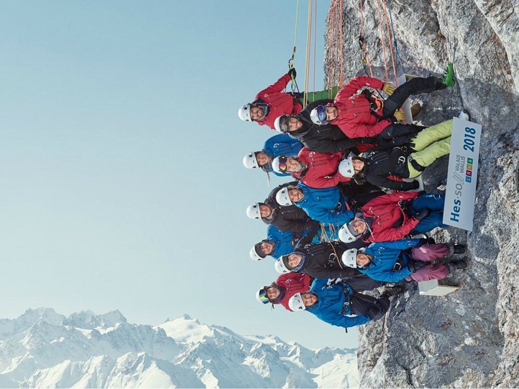瑞士學生奇招上阿爾卑斯山影班相  勁過謝天華單手攀崖聽電話