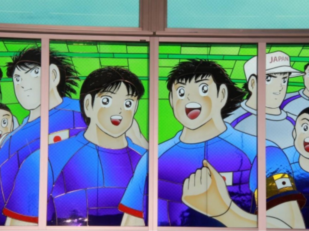 日本《足球小將》20 米超巨型玻璃畫  看盡 99 個經典角色