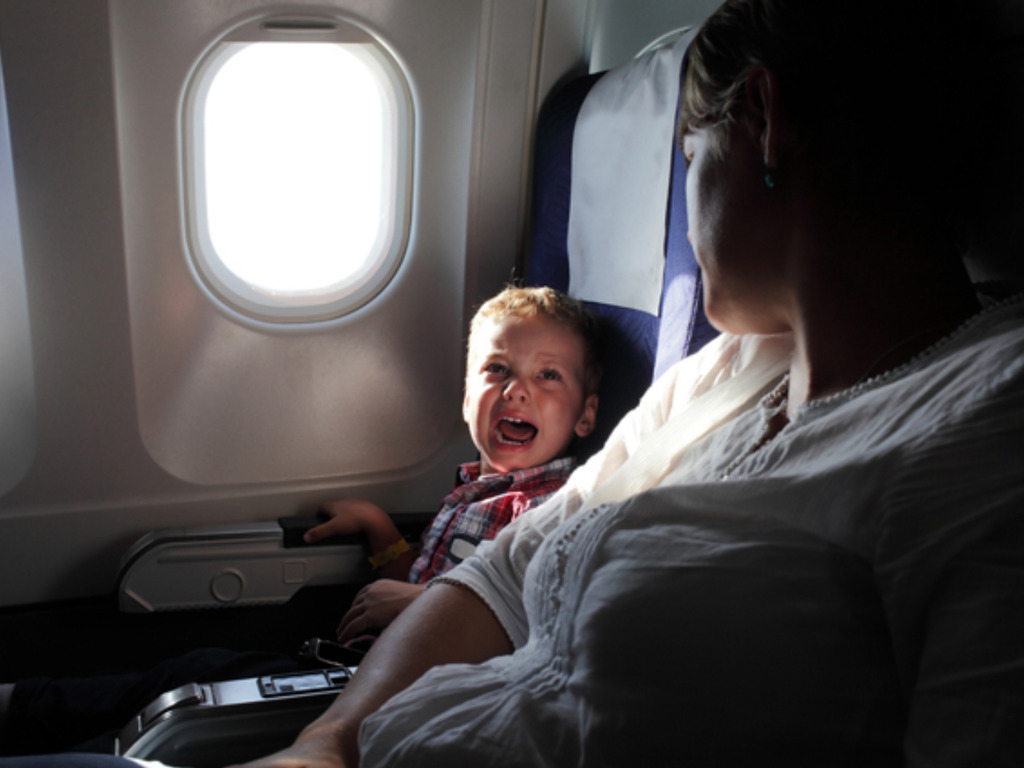 飛機升降時睡覺可致耳膜爆裂？呼吸道病患、小童屬高危！