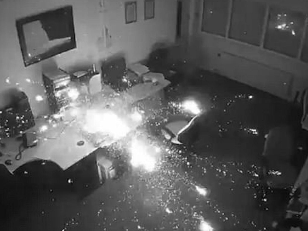 英國 HP Envy 通宵充電爆炸! 辦公室 CCTV 全紀錄