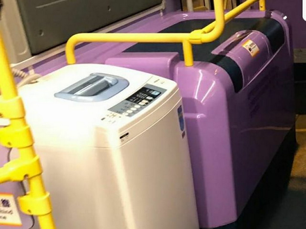 巴士上驚現洗衣機毫不違和？網民：流動洗衣站
