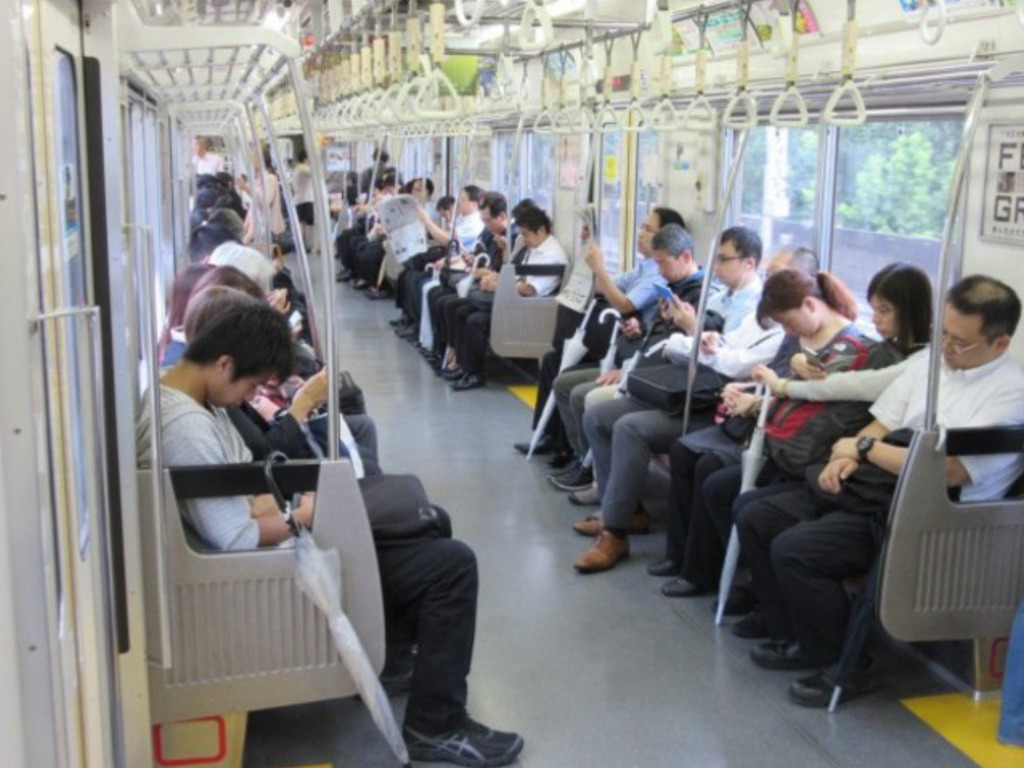 抱怨中國乘客「很吵」！日本大叔反被推向行走電車重傷