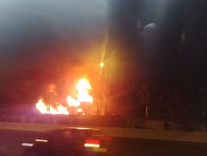 九巴大老山公路自焚 全車燒頂陷火海