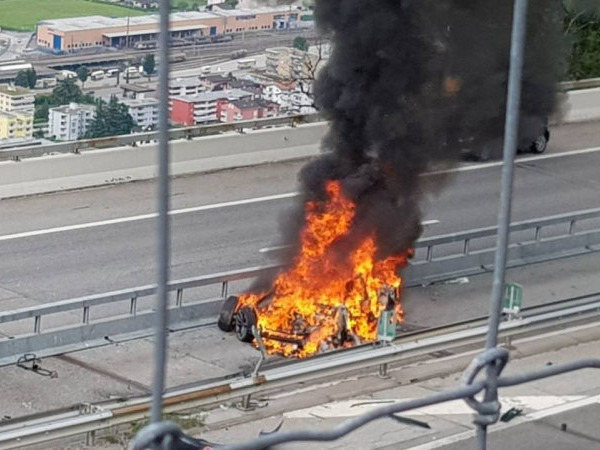 Tesla 再有致命車禍全車銷毀！瑞士消防指鋰電池「熱失控」