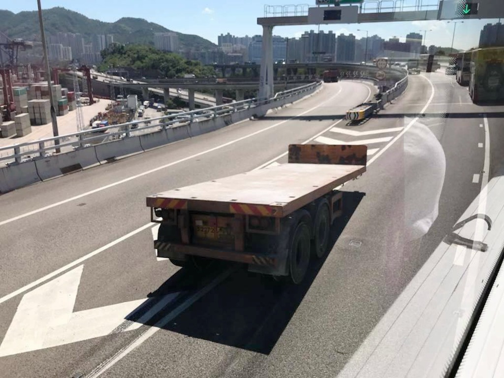 貨櫃車離奇「丟架」！青葵公路遺留貨架拖頭失蹤？