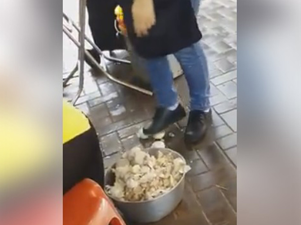 【睇片】元朗某粉麵店員工用腳在地上踩蒜頭！網民：報食環