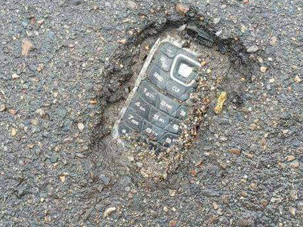 瀝青路下驚現疑似 Nokia 手機？網民：報警