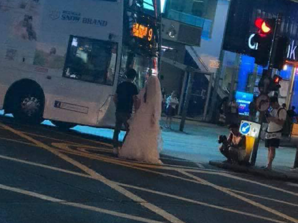 新人在旺角十字路口拍婚紗相！網民：天若有情？