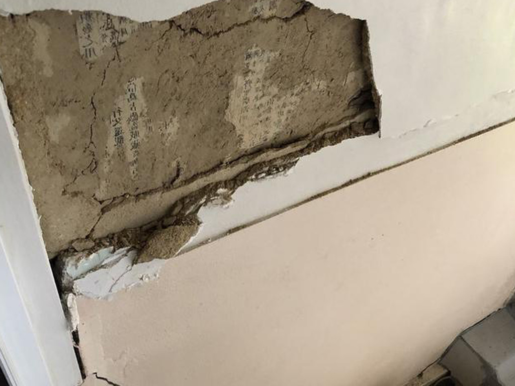 日本大地震 浴室牆壁表層剝落 驚見《左傳》經文