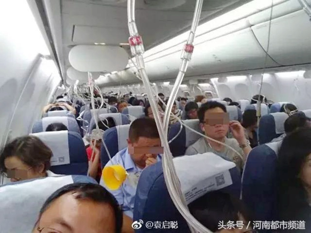 國航機師疑吸煙險釀意外！飛機急降氧氣面罩掉出
